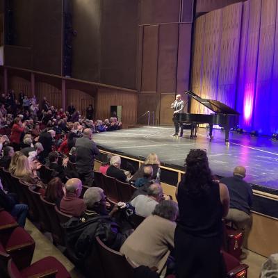 audience at EJ Thomas
